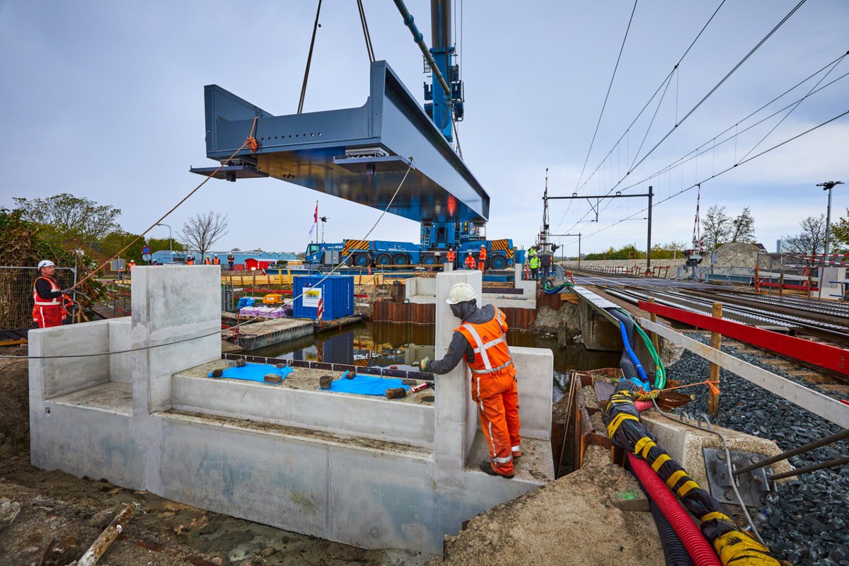ProRail's tweet photo. Jaap Dorrepaal, uitvoeringsbegeleider bij ProRail, vertelt over het inhijswerk in Rijswijk ➡️ https://t.co/tgJiZwiVvS #liveblog #PHSRijswijk #Rijswijk https://t.co/8KimTa1Plu