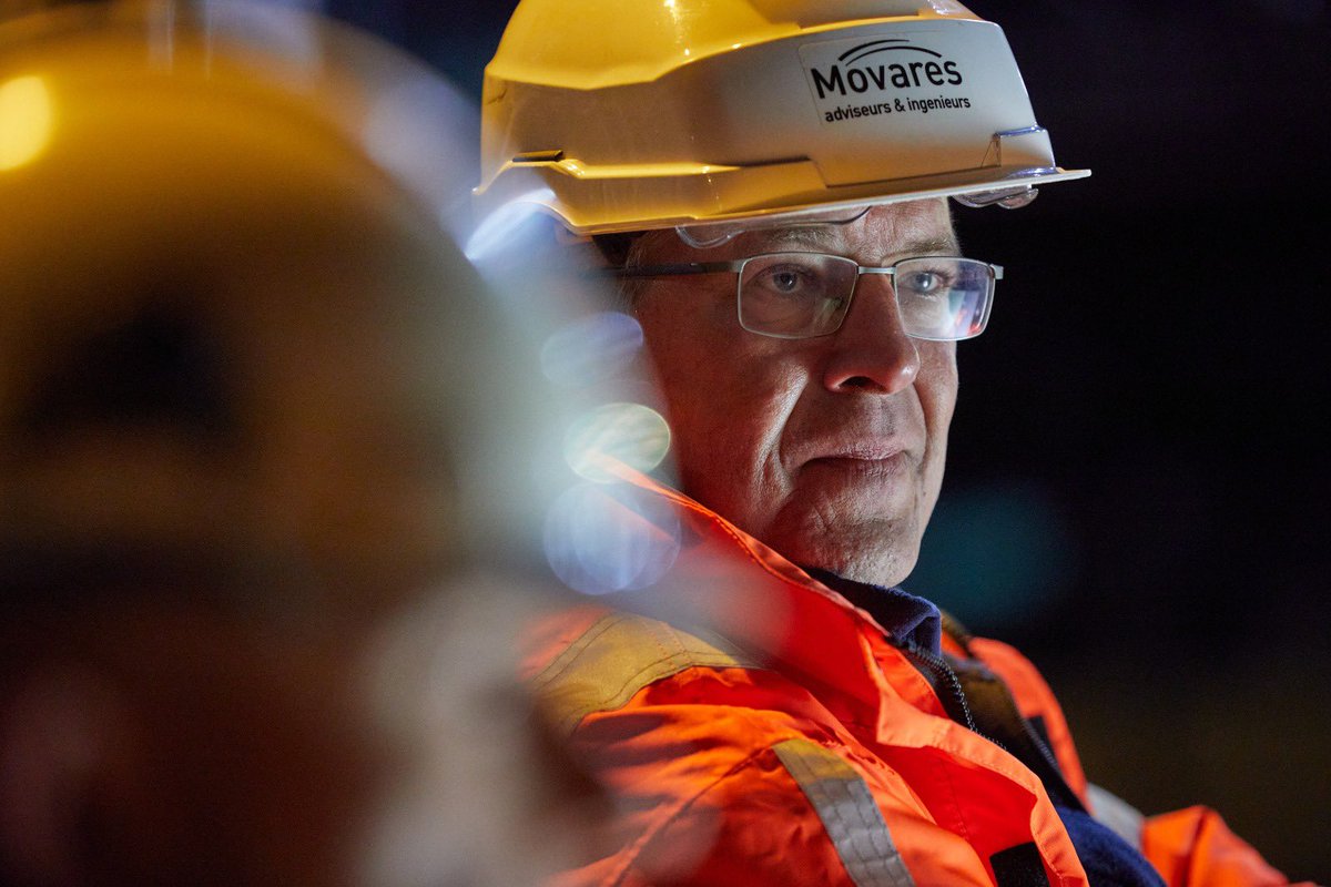 ProRail's tweet photo. Jaap Dorrepaal, uitvoeringsbegeleider bij ProRail, vertelt over het inhijswerk in Rijswijk ➡️ https://t.co/tgJiZwiVvS #liveblog #PHSRijswijk #Rijswijk https://t.co/8KimTa1Plu