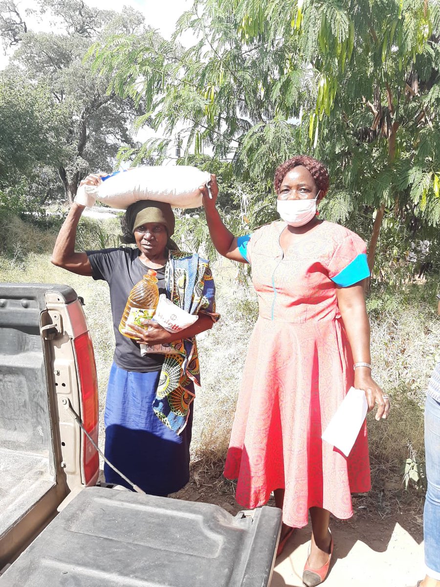 CCCZimbabwe's tweet photo. One of the key priorities under the party's #COVID19 response campaign, is to assist the vulnerable within our communities using local leaders. In line with this aim, the Acting Mayor of Vic Falls distributed mealie meal, cooking oil & sugar to families in need yesterday. #ZimLoc https://t.co/N8hHFv8XUJ