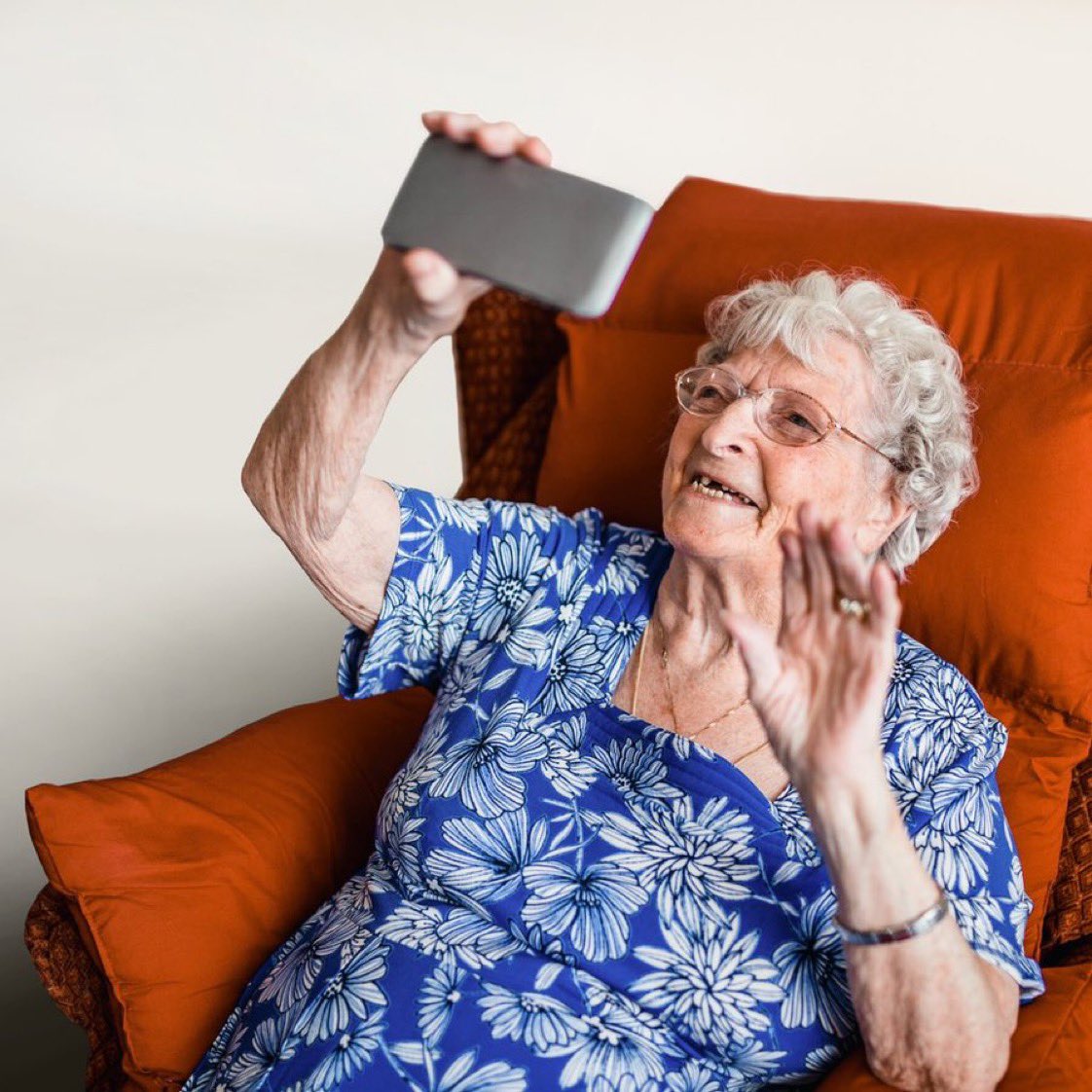 PaulHoward_IMIT's tweet photo. Join in the #StayConnectedChallenge with us and @connectedcdns! We are calling on @shopify to donate 10 tablets to seniors in need. 

Learn more: https://t.co/PEGom9IQj2 

#CaringEconomy https://t.co/hn3vAT9zPZ