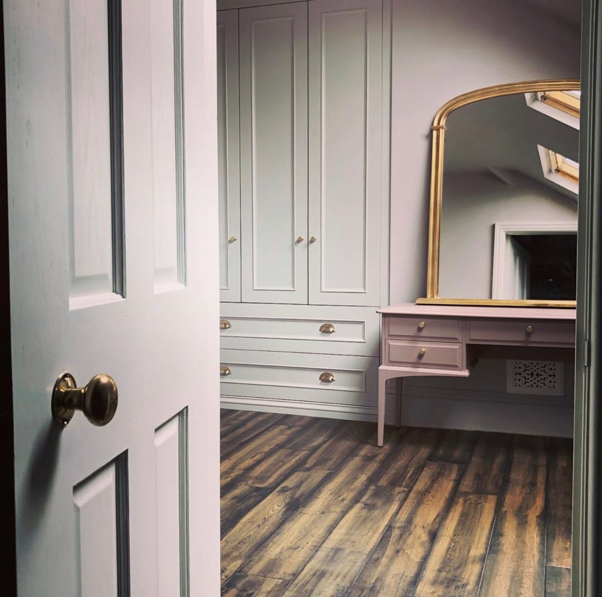 Pushkahome's tweet image. A winning combination of colours, knobs and handles for this gorgeous dressing room! ⁠
⁠
⁠
#pushkahome #brassknobs #goldknobs #brasscuphandles #cuphandles #farrowandball #dressingroom #brassdoorknobs #victorianrenovation #goldwardrobehandles #bedroomhandles ⁠
