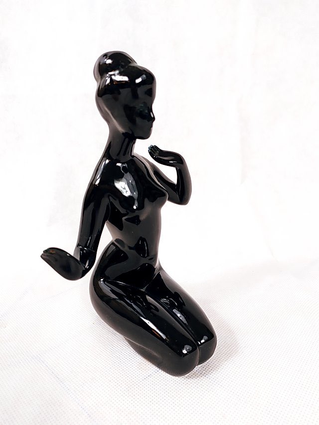 44Pigeons's tweet photo. Porcelain Statue Nude woman kneeling by Vladimir David for Royal Dux, 1960s

#old #vintage #statue #antique #antiques #decoration #antiquedecoration #vintagedecoration #old #black #antiqueshop #antiquestore #vintagestyle #antiquehome #porcelain #royaldux #porcelainstatue https://t.co/ihkRdMDFVl