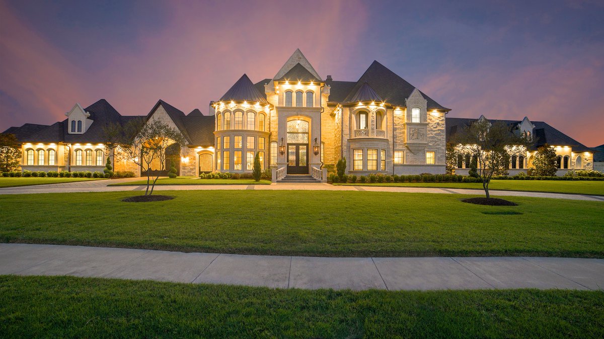 MortgageLineAB's tweet photo. Shopping around for your first home? We know it’s pretty tempting to start looking at the very top of your budget, but it is important to remember that there will be other fees, such as closing costs, that need to be factored into your maximum budget.  
https://t.co/ybNxOdIAZu https://t.co/jydRGCpSay