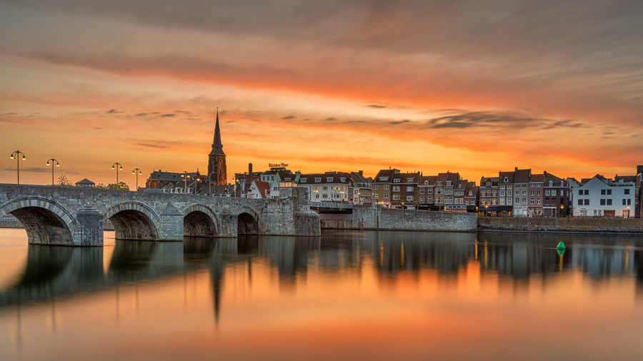 Teun_Photo's tweet photo. Sint Servaasbrug in Maastricht https://t.co/lec1OGZAHO via @werkaandemuur

#mestreech #maastricht #limburg #maas #zonsopgang #sonyalpha #a7r3 #a7riii #ohmyprints #wadm https://t.co/iRA7Mv8RZU