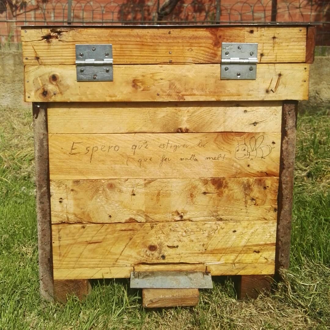 xavifsola's tweet photo. Arna acabada!
Feta tota de material reciclat.
Coses del confinament 😌
Ara toca fer mel.

#arna #abelles #mel #riner #rinerturisme  #redicat https://t.co/MIdBIviJ4a