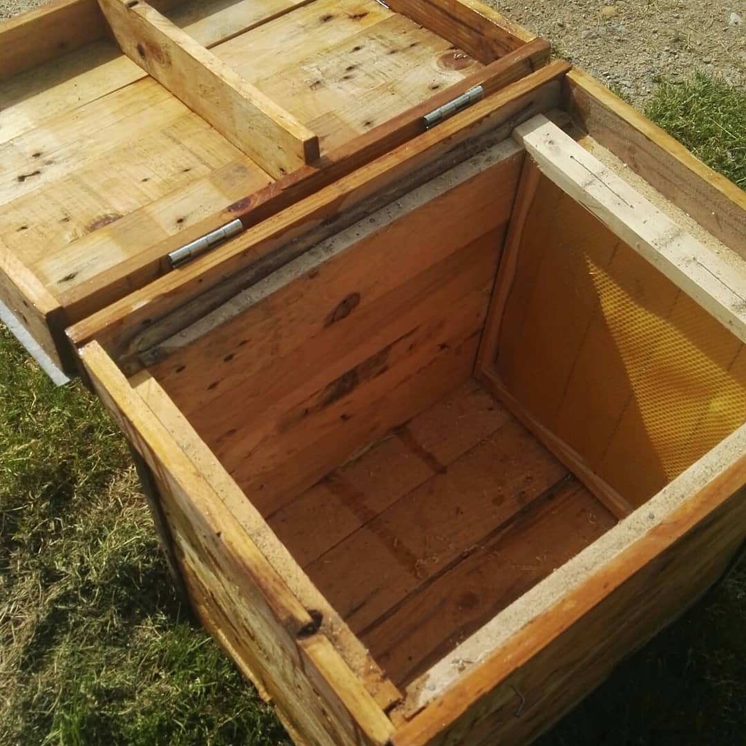 xavifsola's tweet photo. Arna acabada!
Feta tota de material reciclat.
Coses del confinament 😌
Ara toca fer mel.

#arna #abelles #mel #riner #rinerturisme  #redicat https://t.co/MIdBIviJ4a