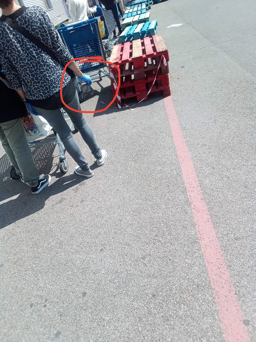 LethyFerr's tweet photo. Qd tu vas faire t courses avec ton pti et k'il faut "supporter" juste devant toi une dinde ki fume... avec ses gants!!! Efficacité d gestes barrière? 0 pointé... 🤷🤦🤷 https://t.co/6UCx2MvYDK