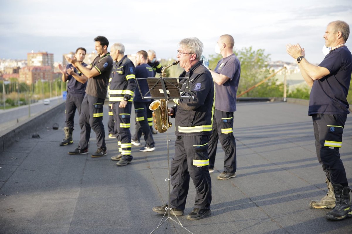 BomberosMad's tweet photo. Emotivo homenaje de nuestros compañeros del #parque5 a todos nuestros seres queridos que ya no están con nosotros. #COVID2019 #JuntosLoConseguiremos https://t.co/Uk7dDatn7F