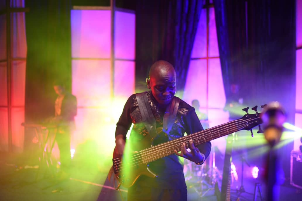 Mirungi_Arts's tweet photo. This is Ernest Otim🔥He is a Ugandan Jazz, RnB, Soul and Funk Bassist!🤩❤Ernest is high-spirited,loving and a good friend if you are to ask me.🤗He's presently working with Lilian Mbabazi and the Sundowners band. To him "Music is a language that speaks to everyone"❤ @OtimErnest https://t.co/W34eSGEK2R