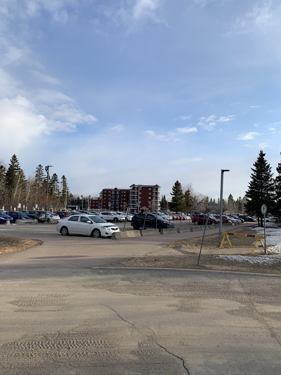 Stationnement bien remplie en ce beau samedi au CF de Jonquière afin de servir les canadiens.