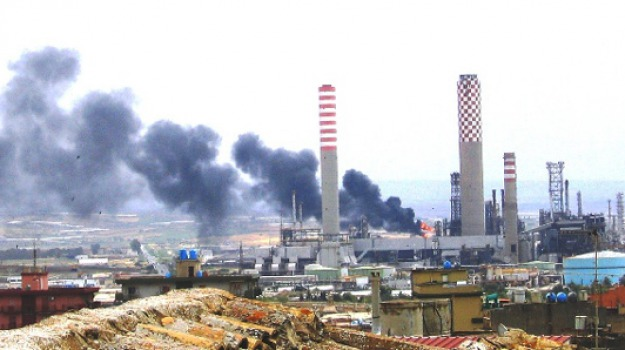 eco_pills's tweet photo. #Gela Nel 2014 si è conclusa la dismissione degli impianti del polo petrolchimico di Gela, che dagli anni '60 ha causato #contaminazioni del suolo, dell’aria e delle falde acquifere. Oggi il tutto è stato trasformato in una #bioraffineria
https://t.co/iUq4rzrct2
@B_iat_unina20 https://t.co/joGoow0NN1