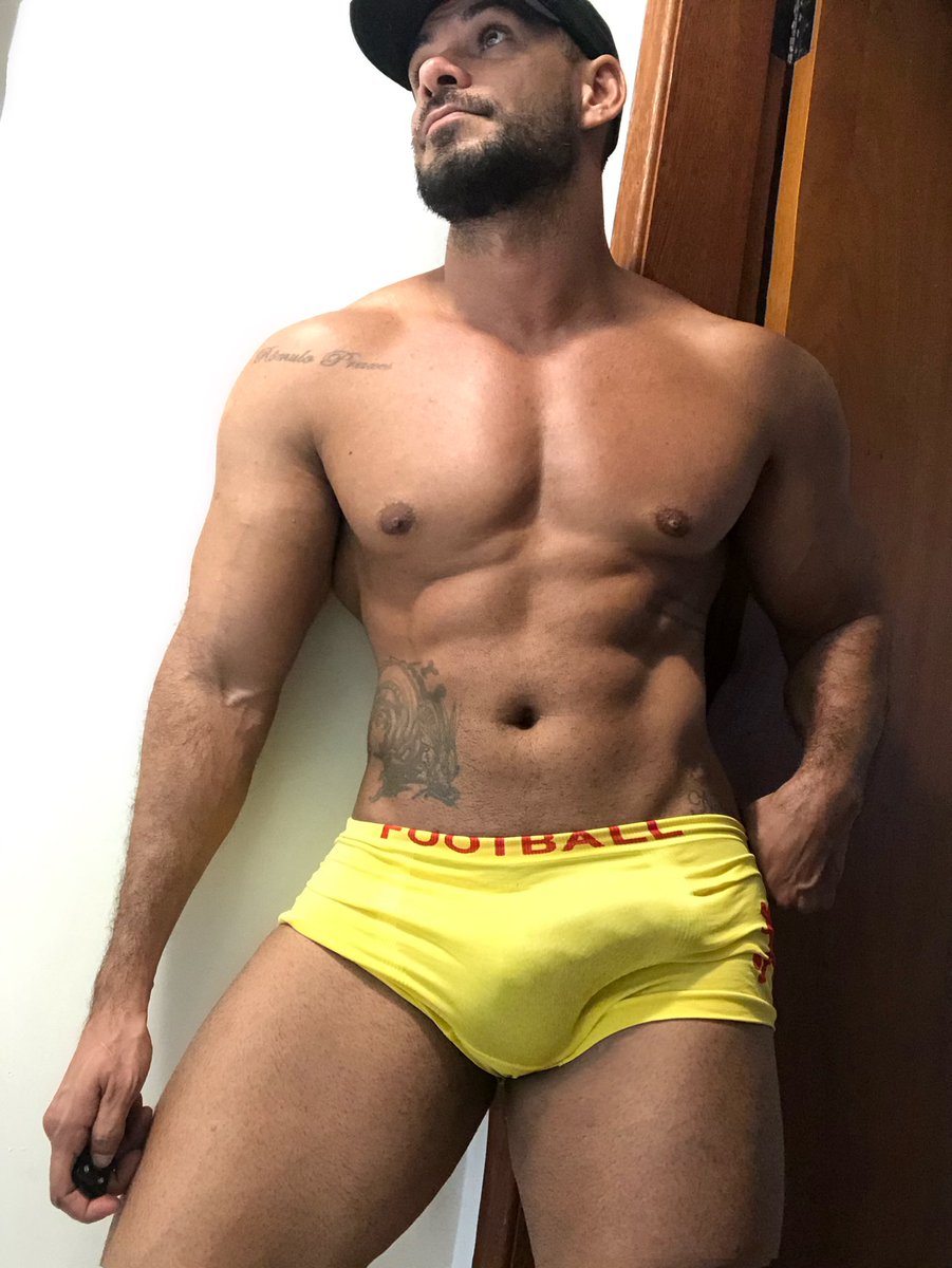 praxes_romulo's tweet photo. Não sei na timeline de vocês, mas é cada rabo lindo que aparece na minha que PQP! https://t.co/hsOcqBMB4v