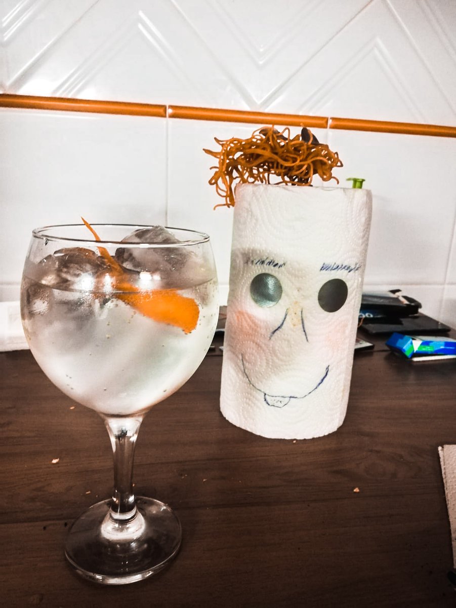 OscarMolinaDj's tweet photo. Día 38 de #cuarentena: Disfrutando de un buen #Tardeo con los compañeros de piso🍸🍹.
.
.
#Tardeovalencia #picassent #gintonic #valencia #yomequedoencasa #FelizSabado https://t.co/na0ci4y1gE