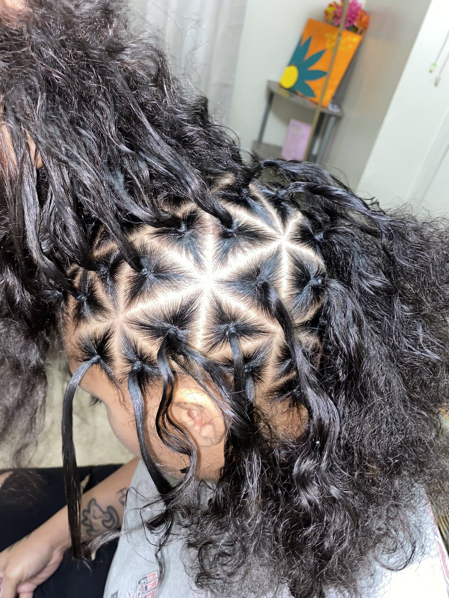 __Zionnah's tweet photo. no professional but Iโll get you right ๐๐พโโ๏ธ๐, show luvvvv #triangleboxbraids ๐ https://t.co/qKR5l3fitH