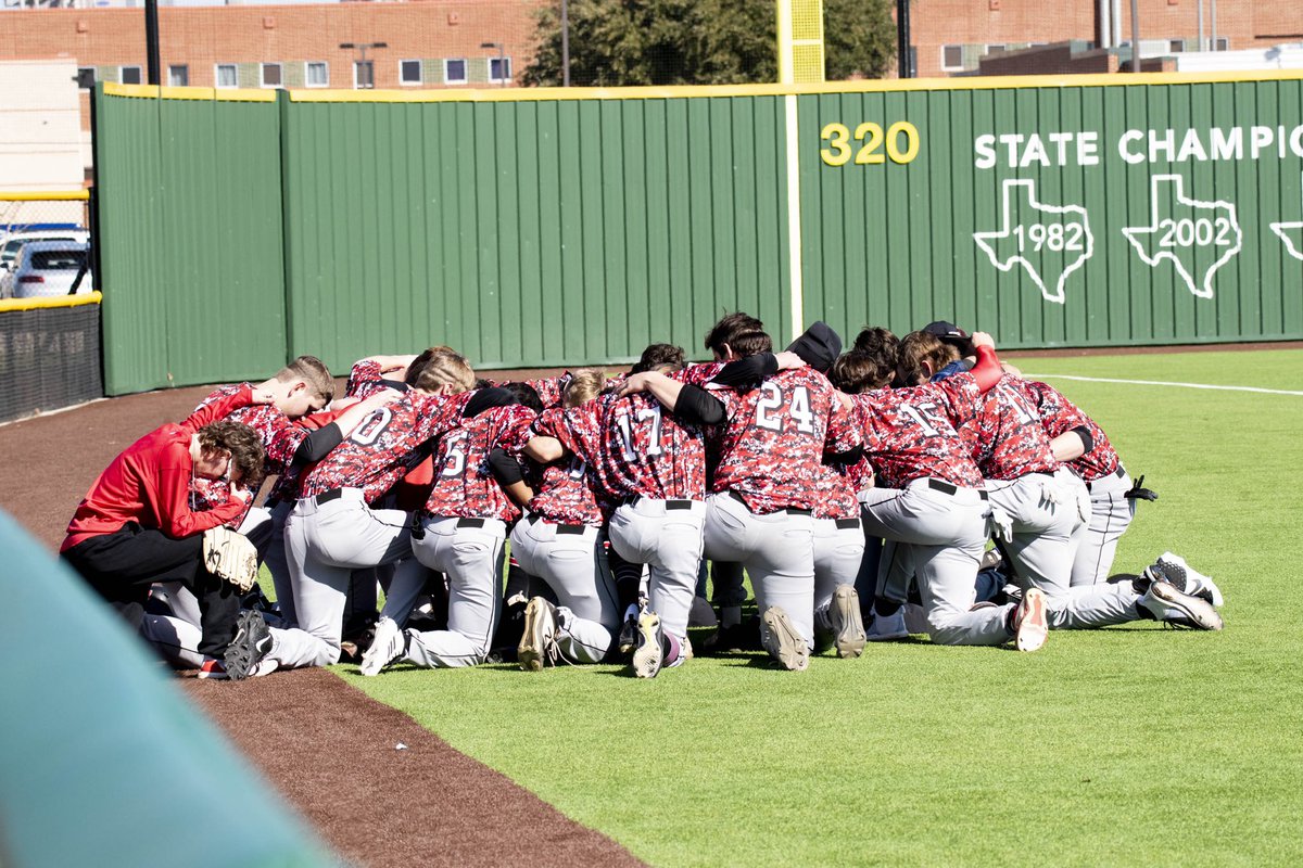 elijahnunez__'s tweet image. Goodbyes are never easy but they’re part of life. I’m forever grateful to be a Warrior. To my seniors, I love y’all and I wish y’all nothing but success. To my younger guys...carry the tradition and bring a ship home to Arlington. #1out