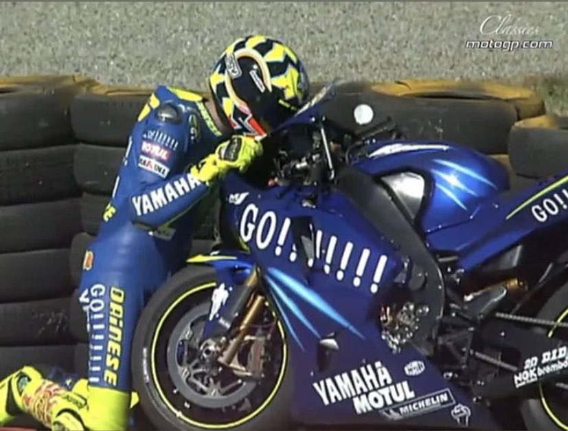 Soy___Jorge's tweet photo. Hoy es 18 de Abril.
-Hoy hace 16 años que @ValeYellow46 paró el mundo.
-Hoy hace 16 años que Valentino Rossi demostró que ganaba el y no Honda.
-Hoy hace 16 años que Valentino Rossi se convirtió en leyenda.
Eterno Valentino Rossi.
Siempre #ForzaVale 🙌 https://t.co/1kMvqBZASY