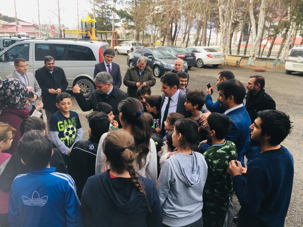 Çalan teneffüs zilini 🛎 
Kitap, defter sesini 📖 
Silgiden çıkan tozu,✏️ 
Pencereden kaçan topu ⚽️ 
Özledik

Öğretmenlerin şen sesini 👩‍🏫 
Omuzda arkadaş elini ✋🏻
“Günaydın Çocuklar”ı, 🤗
Söz isteyen parmakları👆
Özledik

#okulumuözledim. <a href="/ziyaselcuk/">Ziya Selçuk</a> @hmzaydg