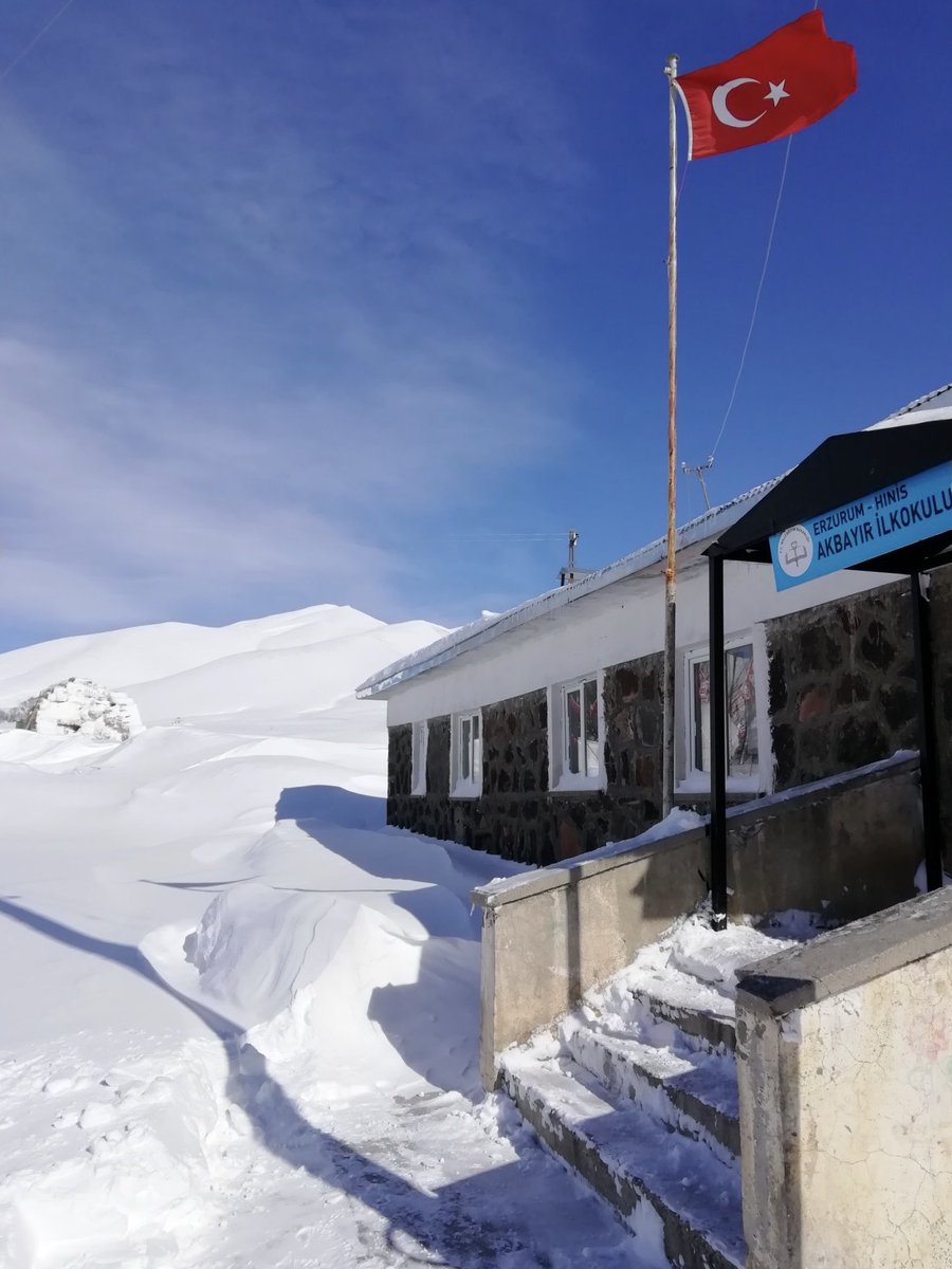 Okul;
Göndere çekilen al bayrak, 🇹🇷 
Kalplere işlenen İstiklal Marşıdır...🗣

Sıralarında arkadaşça yaşamayı 
Bahçesinde oynamayı, koşmayı 
Öğrendikçe, çalıştıkça kazanmayı
Yani,
“Hayatı” öğrendiğimiz yuvadır okul...

Sınıfıyla, bahçesiyle,
Teneffüsüyle, dersiyle #okulumuözledim
