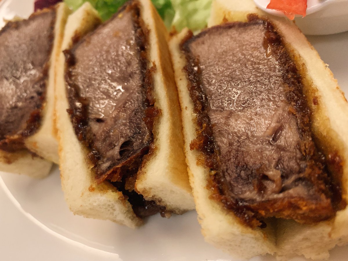 loloewololo2's tweet photo. 【赤坂Tan伍】
@東京：赤坂駅から徒歩1分

肉厚な牛たんカツサンドを食べられる牛タン専門店。

仙台の牛タン卸業者直営店で、ほどよい弾力と柔らかな食感、肉の旨味が一気に押し寄せる贅沢サンド！噛むとジュワッと肉汁が口の中に溢れる瞬間は至福🎶

パンは軽くトーストしてあり、サクサク食感です✨ https://t.co/bqNLTY2oo0
