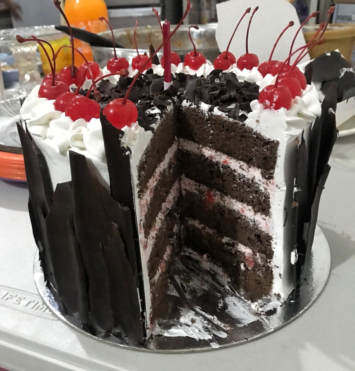 whatthefudgeph's tweet photo. My neighbors are lucky to be near me. They get to taste most of my creations 😄

So here's what it looks like on the inside. It has cream filling with mashed glazed cherries. Yum 😋

#cakesofinstagram #cakescdo #whatthefudge https://t.co/kSINTfj6Qp