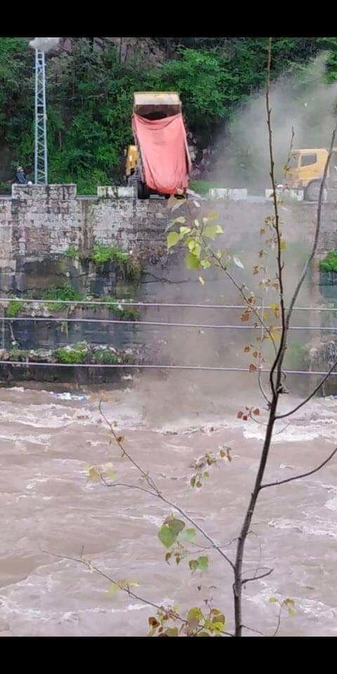 is_split's tweet photo. انسان کتنا گندا ہے اس کا اندازہ اپ ان تصویروں سے لگا سکتے ہیں
سارے شہر کا گند اٹھا کر دریاوں میں پھینکا جاتا ہے
کیا یہ فطرت سے دشمنی نہیں ہے؟
کیا اس سے دریا گندا نہیں ہوتا؟
کیا پانی کے اندر کی مخلوق کے لیے یہ نقصان دہ نہیں؟
انسان کی وجہ سے طاقی مخلوق کی زندگی جہنم بن چکی ہے https://t.co/mYw1QdkJeq