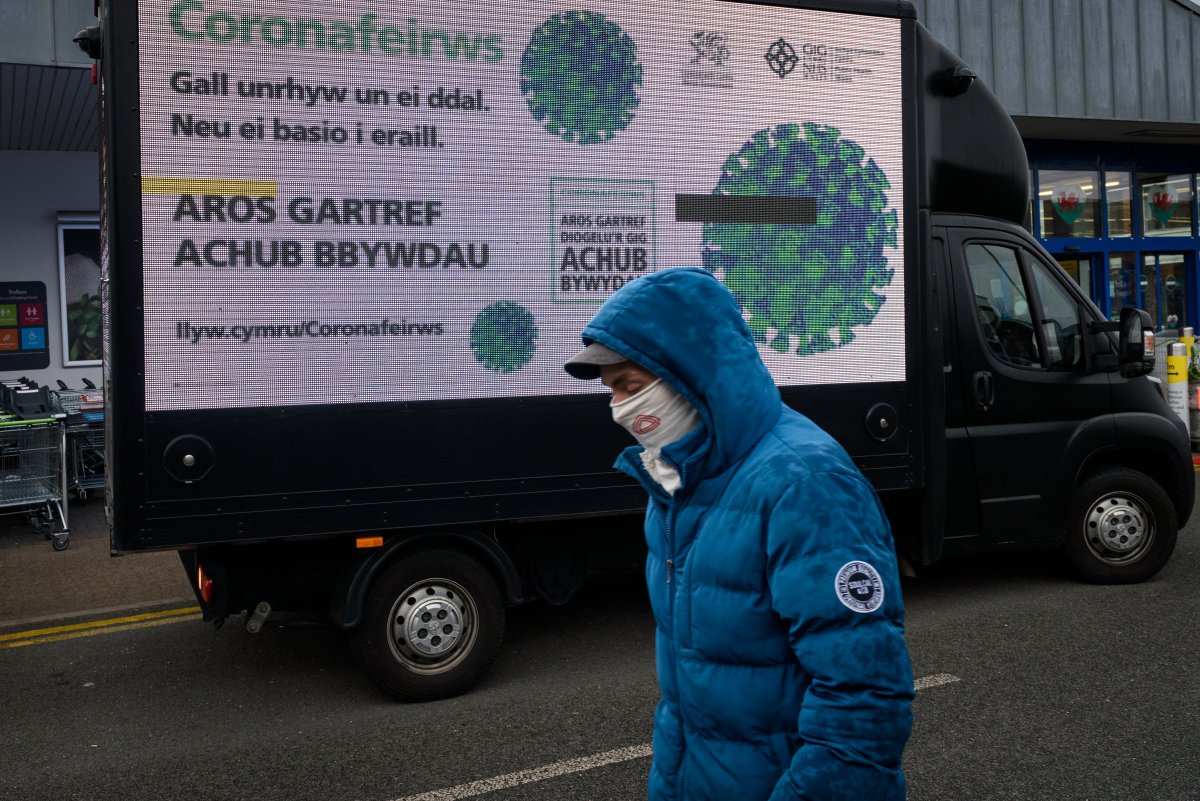 GarethJenkins6's tweet photo. It has been a while since posting. I have been documenting Pwllheli during my daily walk in the Covid-19 lockdown. I was surprised to see this yesterday outside Lidl. 
#lockdownday26 #COVIDー19 #documentingwales #documentingbritain #Pwllheli #Wales https://t.co/je4nMxiWBs
