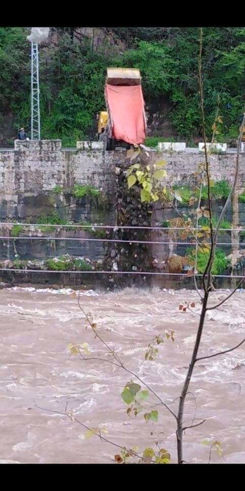 is_split's tweet photo. انسان کتنا گندا ہے اس کا اندازہ اپ ان تصویروں سے لگا سکتے ہیں
سارے شہر کا گند اٹھا کر دریاوں میں پھینکا جاتا ہے
کیا یہ فطرت سے دشمنی نہیں ہے؟
کیا اس سے دریا گندا نہیں ہوتا؟
کیا پانی کے اندر کی مخلوق کے لیے یہ نقصان دہ نہیں؟
انسان کی وجہ سے طاقی مخلوق کی زندگی جہنم بن چکی ہے https://t.co/mYw1QdkJeq