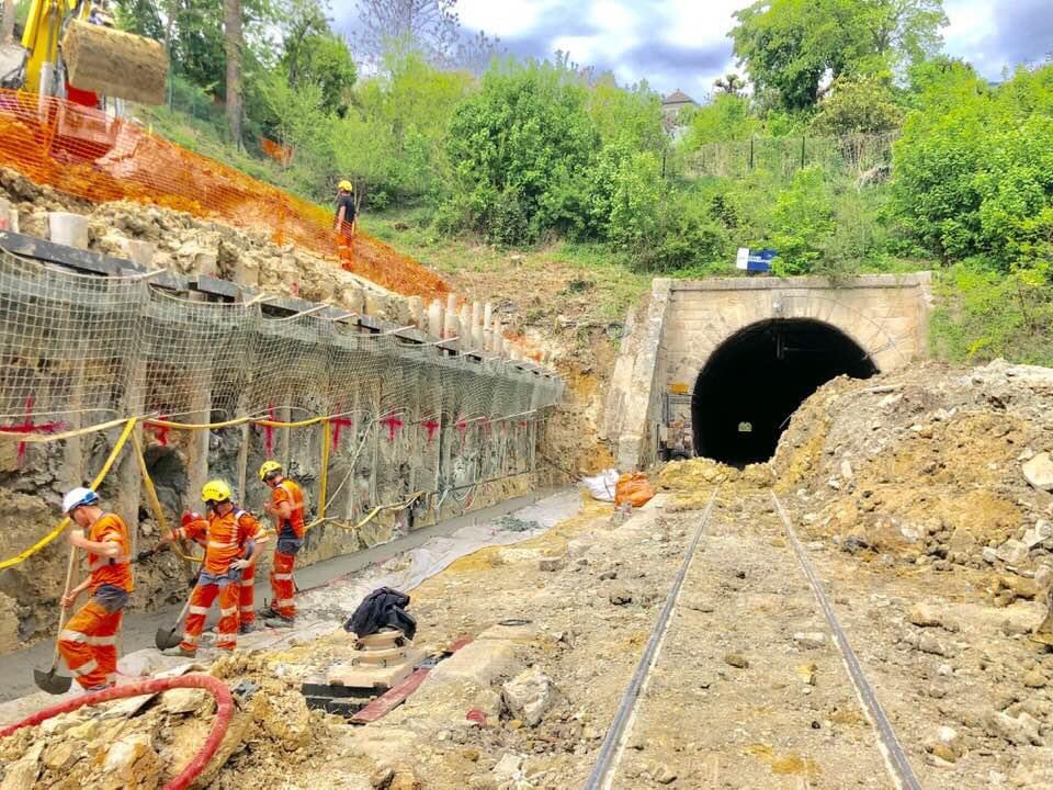 Voici quelques images de la semaine sur les Tvx qui sont actuellement en cours dans la zone de Sèvres Ville-d'Avray

Merci à eux de travailler durant le confinement <a href="/SNCFReseau/">SNCF Réseau</a>
Pour reprendre le trafic le plus vite entre St-Cloud/Versailles
#LigneL #LigneU

📸 <a href="/gdelaronciere/">GrégoireDeLaRoncière</a>
Stan