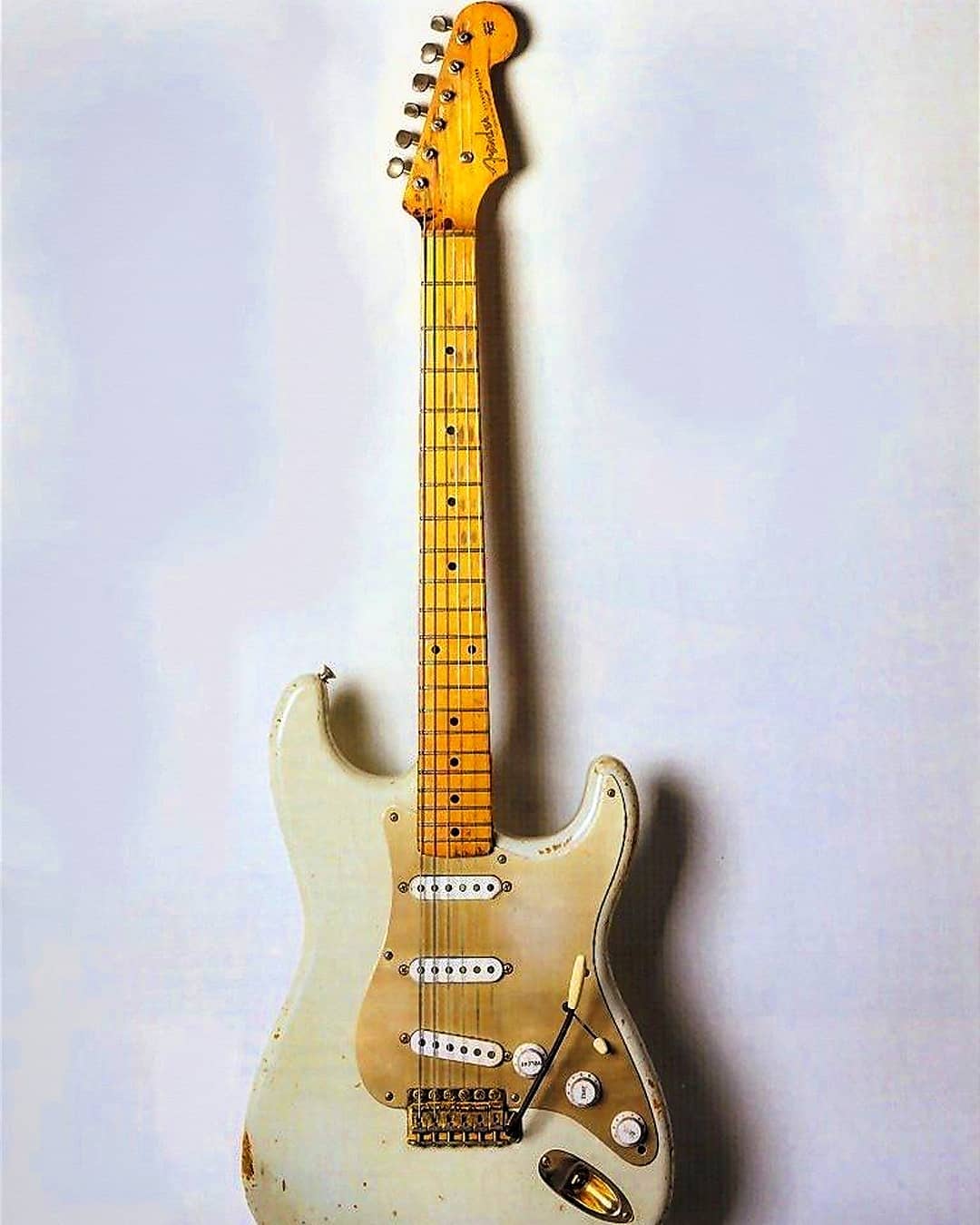 muerdekeroyo on X David Gilmour s 0001 1954 Fender Stratocaster guitar https t uOPhW5duDm X