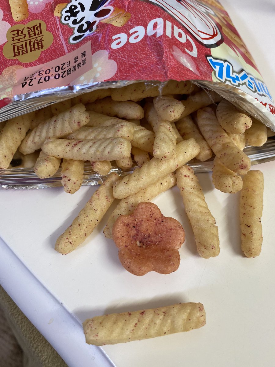 毎日コロナ禍で気分が沈みがちですが、こんなのが出ました！
当たりだそうです！
でももう一袋もらえるわけではありません〜〜！
因みに超久々のおやつです〜〜！