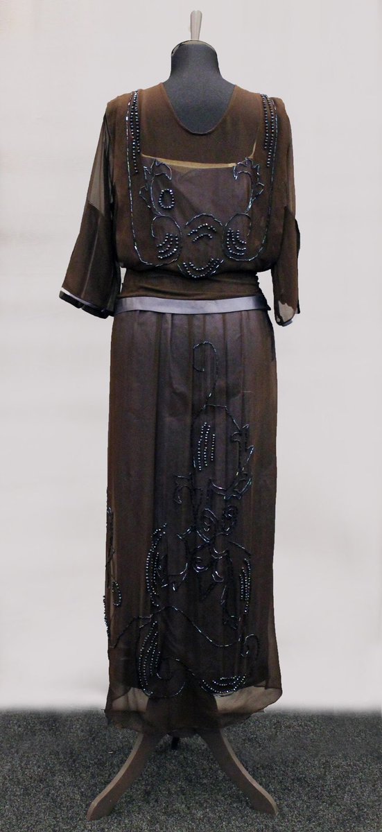 #музейныйфонд Платье конца 1910х-начала 1920х годов легендарного модного Дома Чарльза Ворта. Драпировка в области талии и бёдер, полупрозрачный, «стекающий» материал, декорирование бисером – прекрасный вечерний образ для вечеринки в стиле Великого Гетсби. #музеймоды