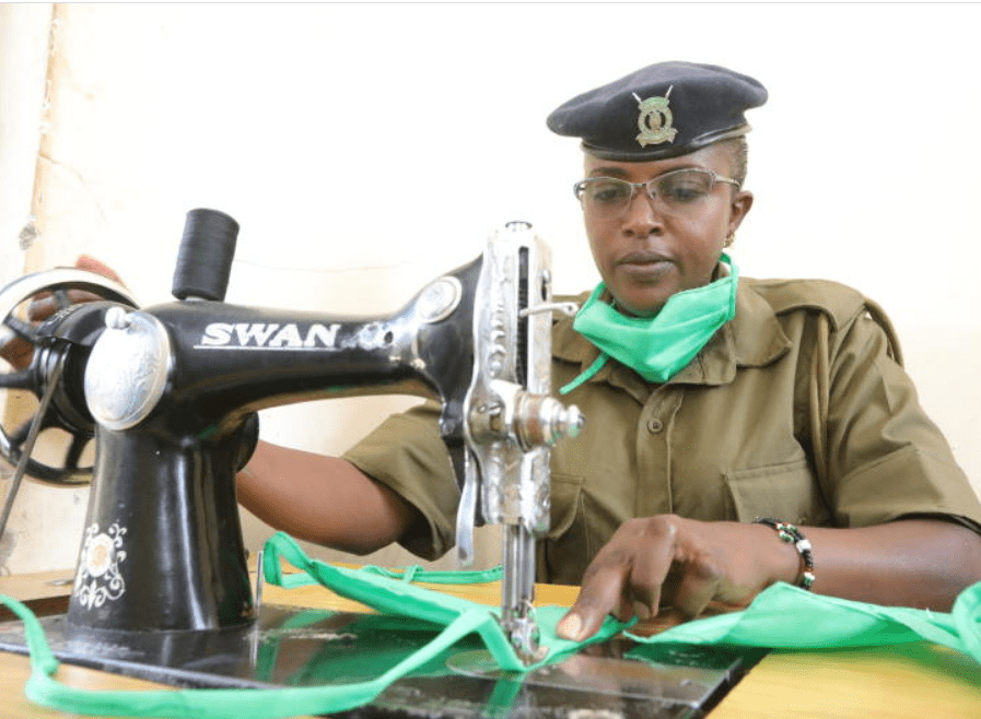 citizentvkenya's tweet photo. Meet Caroline Makena, the police officer who makes face masks and distributes them for free https://t.co/LAx6BjkOMf https://t.co/mn7f2ggWQH