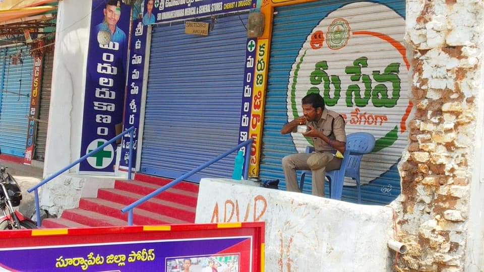 ManojNmk3's tweet photo. #కోవిడ్19 #LockDown విధుల నిర్వహణలో భాగంగా #సూర్యాపేట పట్టణంలో రోడ్డుపైనే ఆహారం తింటున్న పోలీసు సిబ్బంది.ప్రజలు ఇంట్లో సురక్షితంగా ఉండటానికి వీధిలో ఉన్నారు !!ఇంట్లోనే ఉండి వారి ప్ర���త్నాన్ని గౌరవించడం మన అందరి బాధ్యత.

#SalutePolice🙏🇮🇳 

#IndiaFightsCoronavirus #సూర్యాపేట https://t.co/BQQ1Bej3SY