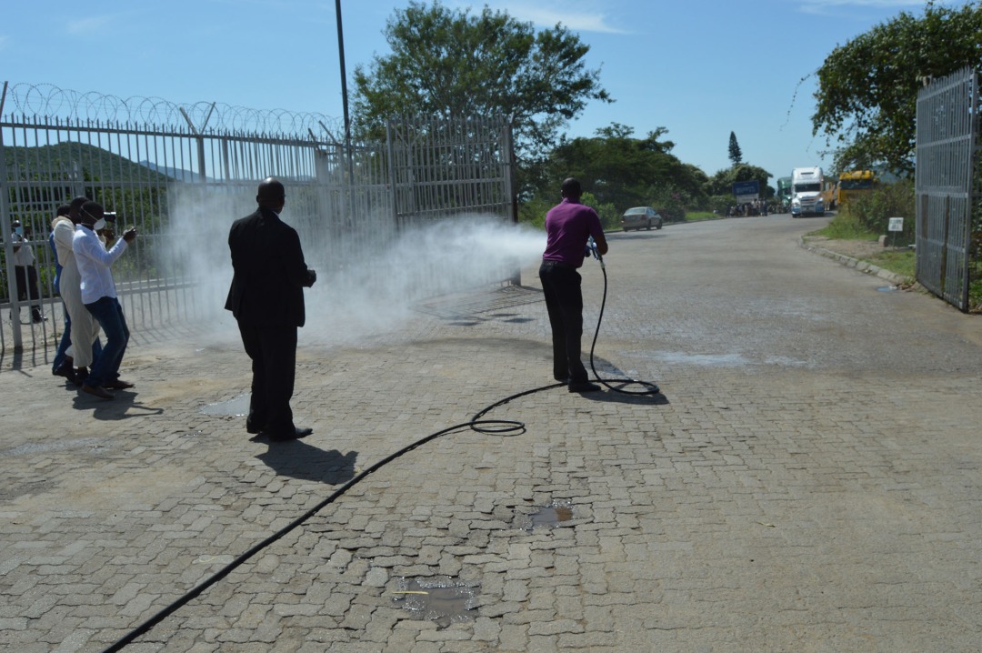 CCCZimbabwe's tweet photo. Mutare Municipality is carrying out out an intensive campaign to disinfect public places including Sakubva Market and Forbes border post. The Mayor and Councillors are enforcing social distancing at markets and public queues. #ZimLoc https://t.co/f8eh1RswH9