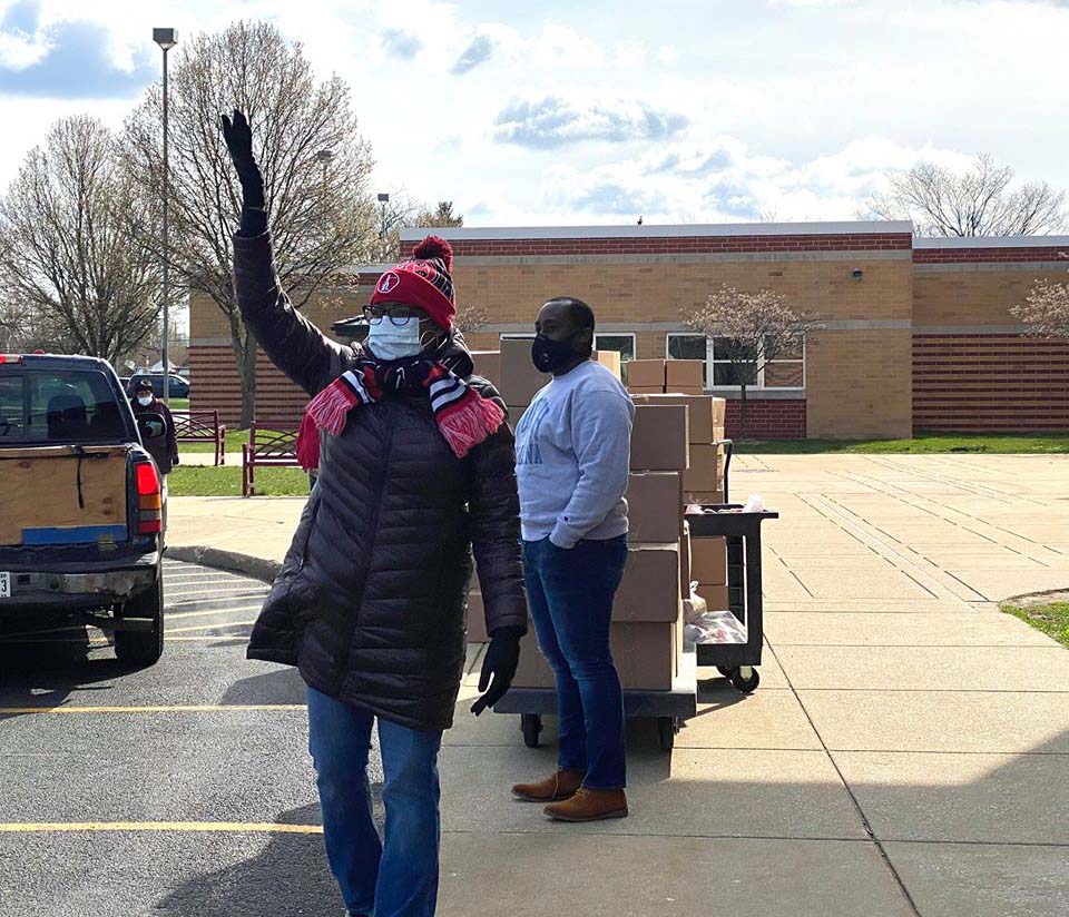 Yesterday, @SouthBendCSC & partners @FoodBkNIndiana & @uwstjoecounty, handed out over 500 family care boxes & 900 meals to @CityofSouthBend residents at @Harrison46619. Many thanks to the volunteers, and @southbendpolice for helping with the traffic! #TeamSouthBend