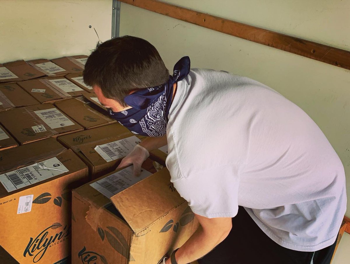 ForRecovery's tweet image. The Southern #Nevada team distributed ~400 meals 2 recovery homes &amp;amp; shelters across #LasVegas. We’re incredibly thankful to @SandgaardFnd for this incredible donation &amp;amp; our outstanding team of volunteers &amp;amp; staff #VegasStrong #Recovery #StandUp4Recovery #NevadaRecoveryNetwork