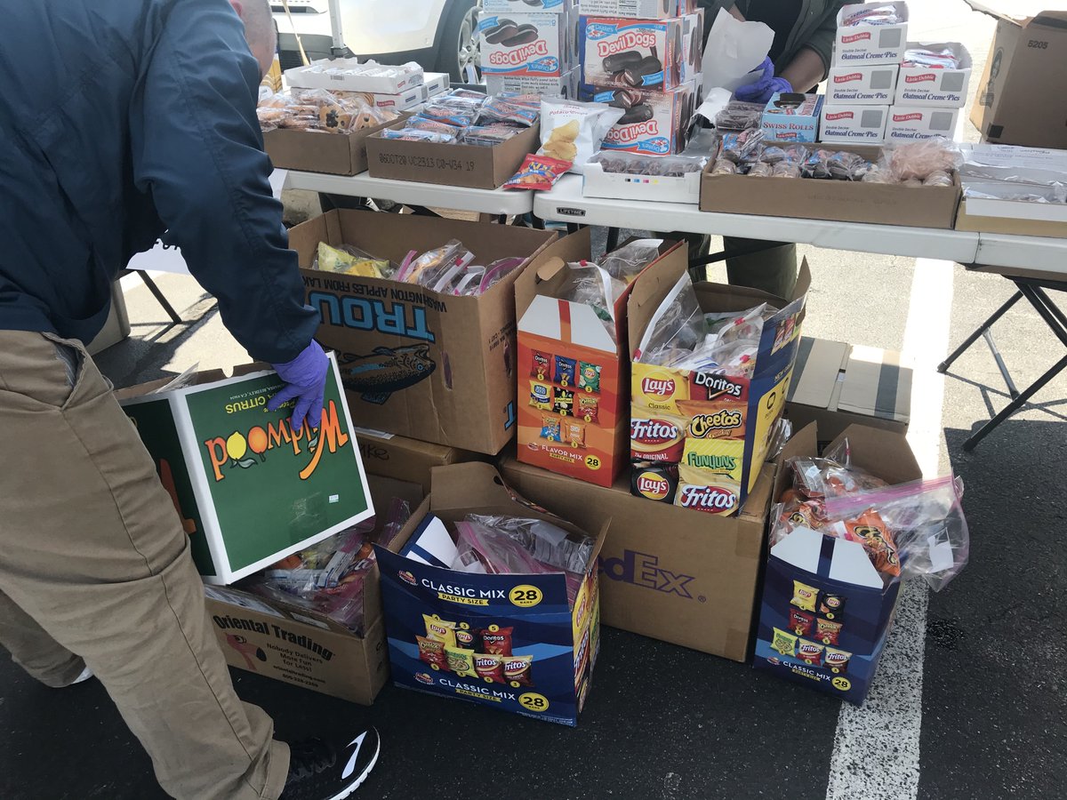 TVA_ScottF's tweet photo. @TVAnews delivered 300 snack bags to #linemen- just in time for lunch! ❤️ you guys!! #ThankALineman #ThankALineworker #tornado #chattanooga @EPB_Chattanooga https://t.co/MBAcJ6nuFl