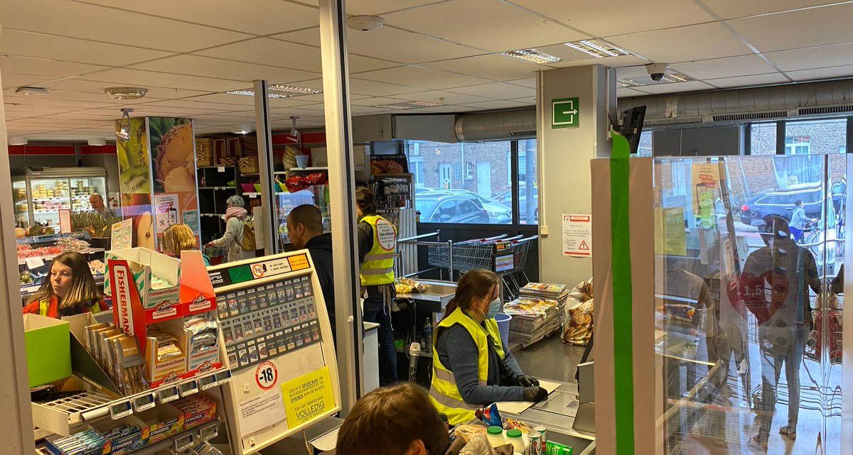 ArmandVervaeck's tweet photo. Mijn lokale #Spar winkel (Tervuursesteenweg Hofstade/Mechelen) is een voorbeeld v/e corona-vriendelijke supermarkt. Beperkt aantal winkelkarren die na elke beurt ontsmet worden. Personeel met mondmasker en wegwerphandschoenen. Plakbandstreep o/d grond voor afstand. #TopWinkel https://t.co/2YB7yf6p43