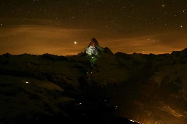 sachpati's tweet photo. @PMOIndia !@PMOIndia_RC @narendramodi Salute to Efforts of https://t.co/jo6v6Gz0K2 Ministerji
Matterhorn of the Alps lit up as the Indian National Flag, in Switzerland's efforts to show solidarity and express gratitude. 
Absolutely breathtaking 💕
#Hope https://t.co/vw83SnIMTZ