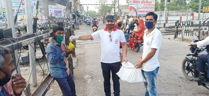 HathrasBank's tweet photo. @narendramodi @myogiadityanath @AmitShah @ZeeNews @RajatSharmaLive @aajtak @ABPNews @dm_hathras 
#संस्कार_वेलफेयर_सोसाइटी द्वारा संचालित #हाथरस_रोटी_बैंक का प्रत्येक सेवादार सेवा के लिए तत्पर तैयार है वह अपनी सेवाएं जरूरतमंद के लिए पूरे शहर में भोजन उपलब्ध कराते है। https://t.co/4SBMz6bY9B