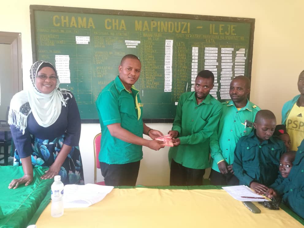 uvccm_wa's tweet photo. UjenziWaJumuiyaNgaziYaWilaya
M/kiti Andrew Kadege alitoa tzs 500,000/- kwa ajili ya kulipia fidia ya tzs 1,000,000/- ya  eneo la UVCCM wilaya ya Ileje.
Cde Shaibath T.Kapingu 
K/Hamasa Mkoa https://t.co/jeYqsMnbPF