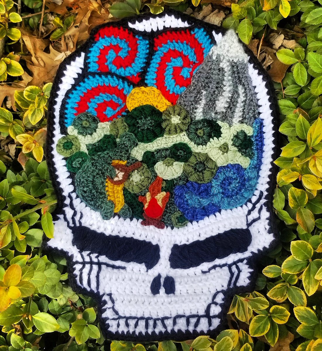 _KnottyHooker's tweet photo. Still in love with this freeform crochet piece I created inspired by @GratefulDead @deadandcompany 
It measures 19 inches tall &amp; 13.5 inches wide at its largest points ⚡💀🌹
IG: Gratefullivingcreations
 @BobWeir @mickeyhart @JohnMayer #gratefuldeadart #deadhead #deadandcompany https://t.co/ZfN0NncSRW