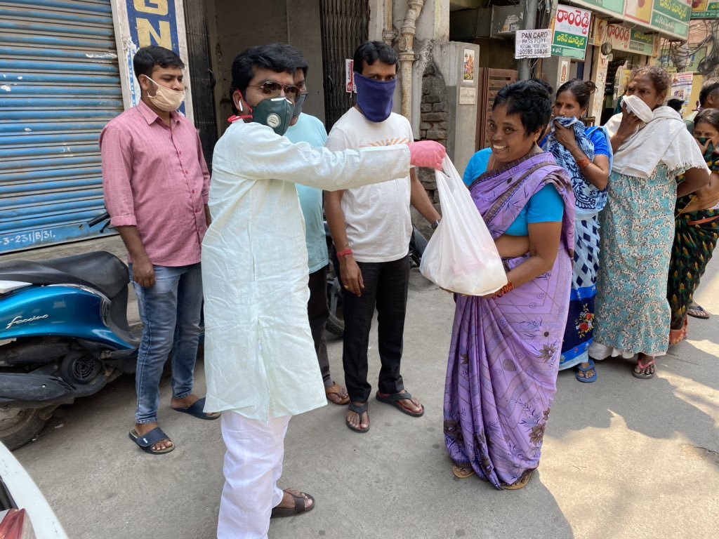 NuneBalrajBjp's tweet image. Today distributed #Modikits &amp;amp; Lunch Packets at #HylamColony #Venkatagiri #SrikrishnaNagar #JubileeHillsAssembly to #MigrantLabours on the hands of my mother @Narendra @JPNadda @blsanthosh @AmitShah @kishanreddybjp @bandisanjay_bjp @manthriji @SoyamBapurao @Arvindharmapuri
