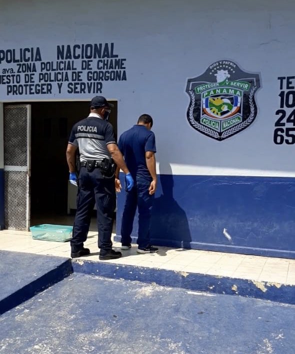 AlvaroAlvaradoC's tweet photo. Autoridades detienen en su casa en Chame al hombre  que grabó un video con el tema de los Bonos diciendo que era para bebidas alcohólicas en un momento en que hay tanta gente necesitada en este país. No es momento de burlas ni de bromas. https://t.co/BhRfI0RNOQ