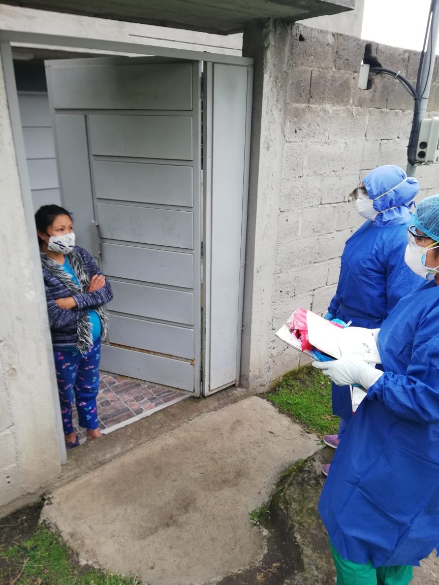SaludPichincha's tweet photo. #Quito || Personal del Distrito 17D07 Guamaní a la Ecuatoriana realiza toma de muestras COVID 19 durante el recorrido realizado con autoridades nacionales en el Noroccidente de la capital, así también, realizan entrega de ayudas del Gobierno Nacional #ActivadosPorLaSalud https://t.co/MkI3F3nMD1