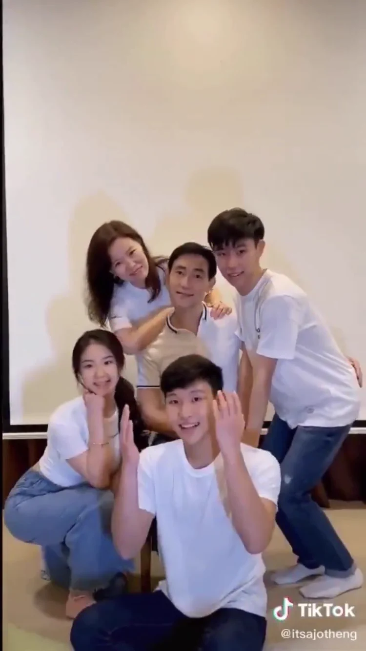 @tyomateee @new_OniKuma 真ん中だけ全く年をとっていないように見える……… 