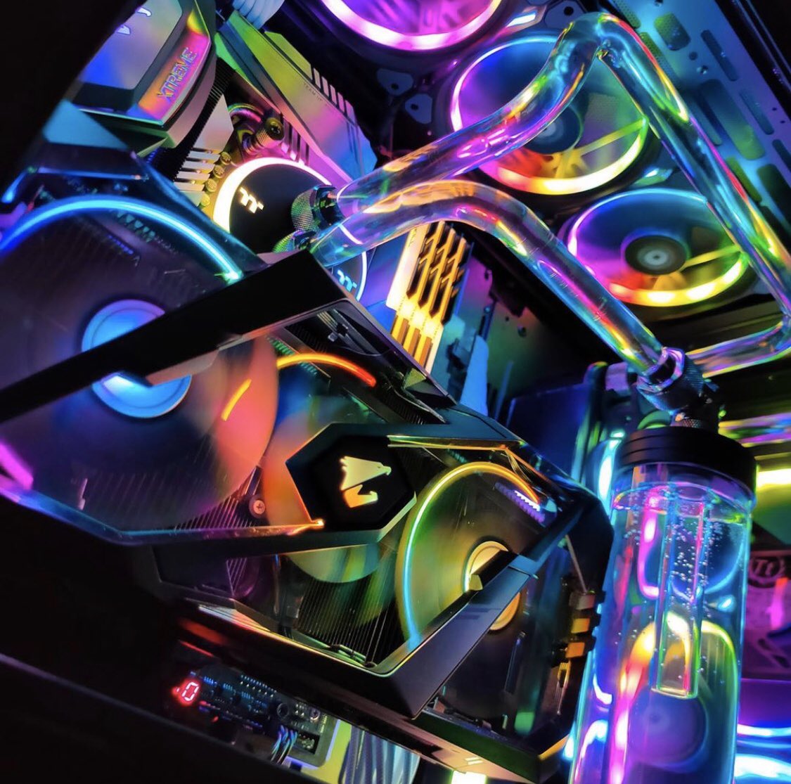 AORUS_France's tweet photo. Un océan de couleur ! 

🌈 #AORUS 🦅 https://t.co/jI1LGRn3j9