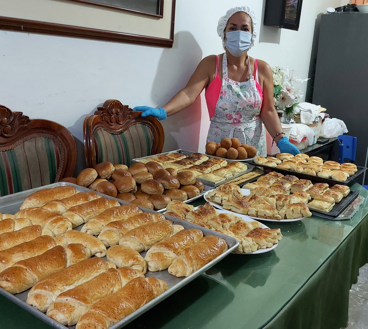 JuanPaMurillo27's tweet photo. Ahora sí, todos los productos que vende mi mamá en su panadería artesanal, con solo decirles que lo más "costoso", tiene un valor de $1.200. Una maravilla 🤤😋. Me pueden escribir al 3005212405, si están interesados. https://t.co/newsbWW0Qq