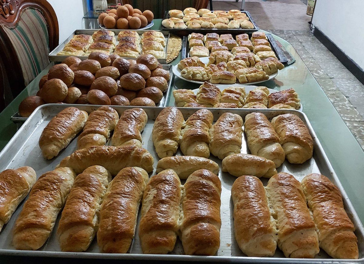JuanPaMurillo27's tweet photo. Ahora sí, todos los productos que vende mi mamá en su panadería artesanal, con solo decirles que lo más "costoso", tiene un valor de $1.200. Una maravilla 🤤😋. Me pueden escribir al 3005212405, si están interesados. https://t.co/newsbWW0Qq