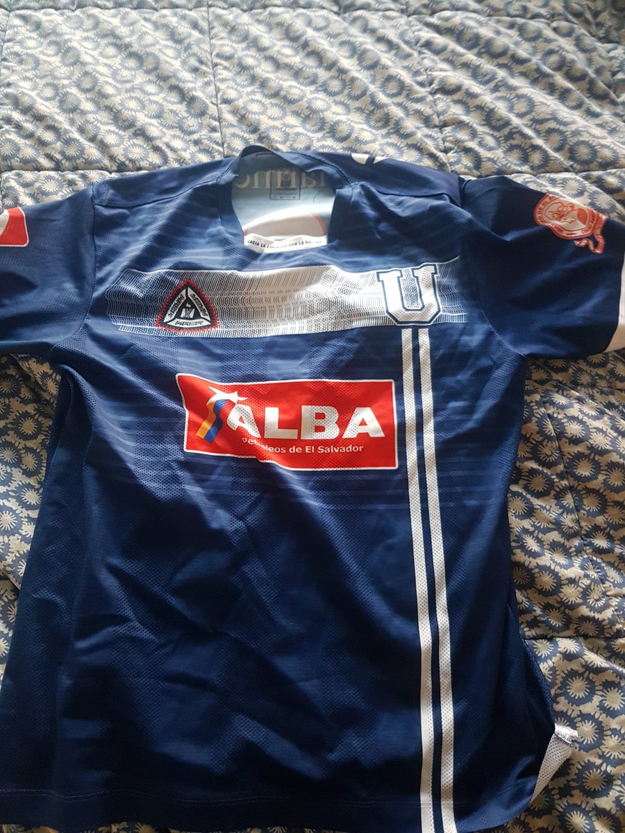 AficionPumaU's tweet photo. #FotosDelRecuerdo
El exjugador de la #UES @SANT1985 subió la foto de la camisa del equipo universitario, la de visita color azul negro, los recuerdos del equipo puma en primera.
#EstaEsLaU
#VamosUniversidad
#CDUes https://t.co/ZnAv7GWydG